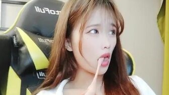 電競正妹跟小哥啪啪 樣子好騷 小哥浴室打一炮