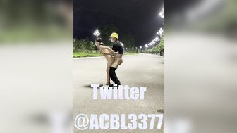 攝影師帶著女友菠蘿在公園車站露出後入 緊張得女友全濕