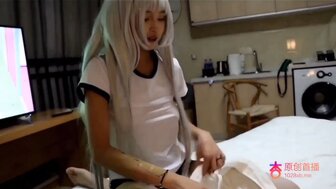 我的二次元漂亮女友穿著學校體育校啪啪
