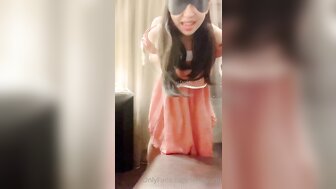 「乖母狗柔美」 00後蘿莉女友剛回到家便被推到後入 騷氣呻吟
