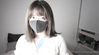 「香港極品美少女」自摳蜜穴呻吟呼喚男主 白絲誘惑腳交