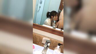 超愛玩的女友穿上丁字褲洗手間口交 移開丁字褲即插入第二炮[1]