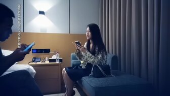 長髮美女穿上黑絲高跟鞋激情啪啪