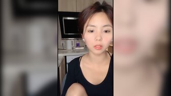甜美妹妹嬌小身材抓屌插入小騷穴