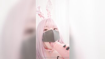 「香港極品美少女」化身可愛兔兔吃棒棒