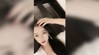 白晢正妹口活超棒 掰開騷穴淫水直流激情狂操
