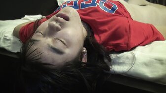 迷姦白晢少女三人啪啪 口爆灌精