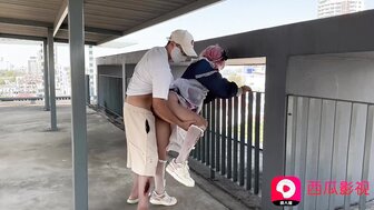 約個洛麗塔妹妹去天台拍寫真 不穿內褲引誘將她就地正法後入狂操