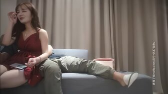 約了個紅裙正妹啪啪 坐在身上調情挑逗口交猛力抽插 呻吟嬌喘極騷