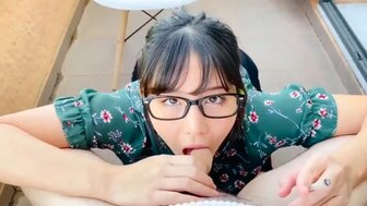 眼鏡大奶美女在陽台抽煙被發現 主動獻身求放過