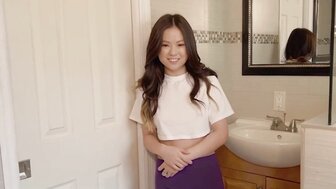 漂亮美女看見巨大黑雞巴露出貪婪興奮的目光 淫水流不停那有女人不愛巨棒
