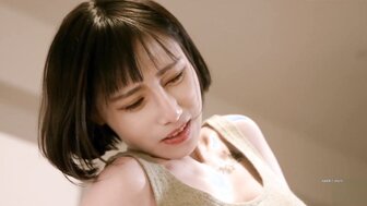 漂亮小姐姐口交把雞巴變得硬梆梆後 帶上套子便坐上肉棒上被頂到花心