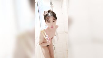 飢渴淫女抓著大屌不停咬吮很想插入小穴