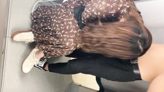 碎花裙女試衣間和男友口交啪啪極刺激