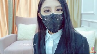 酒店客戶服務OL道歉時露出胸部和小穴令客人釋怒