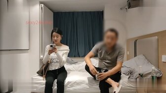 約炮剛下海不久的白嫩學生 被操的大叫老公送給我