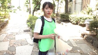 230ORECO581 幫忙社區清潔的善良女大生用身體幫助大叔出精