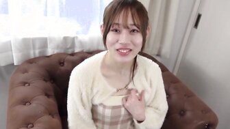 FC2PPV4296068 19歲白晢美少女在鏡頭前一絲不掛被舔白虎穴感到害羞緊張[Part1]