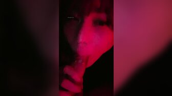 網紅洋洋超愛吃雞 在車上家裡酒店都在吃雞[2]
