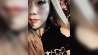 網紅洋洋超愛吃雞 在車上家裡酒店都在吃雞[3]