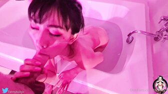 火辣美女鴛鴦浴前被大屌男友顏射滿臉