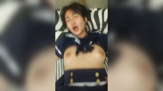 家中嬌妻穿著女警制服啪啪表情一臉享受不自覺動起來