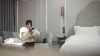 探花膚白小姐姐被抬起雙腿直入花心猛操痛苦呻吟