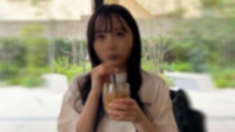 FC2PPV4412295 對一個經驗極少的美少女一見鐘情 看見她那害羞的樣子覺得很色情很可愛忍不住中出