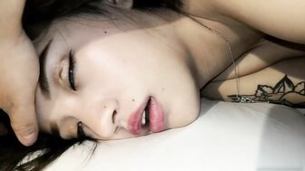 灌醉下藥玩弄黑森林妹子 淫水一直噴