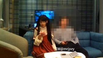 蘿莉塔風雙馬尾嫩妹皮膚白晢小穴又多水 被金主爸爸沙發上不停操
