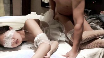 婚紗下的淫蕩美女 小穴淫水流不停