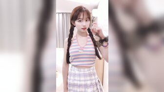 後入雙馬尾清純妹妹 按著她的頭讓鏡頭拍下她的蕩樣