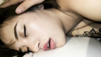 猛操睡得像死豬的刺青美女 屎尿都被操出來