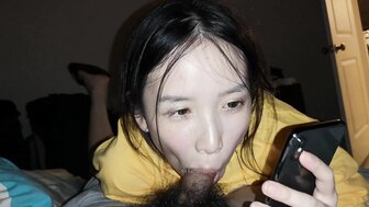 調皮女大生一邊和媽媽電話中對答一邊吃著男友的棒棒