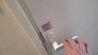 FC2PPV4547494 苗條美女準備找工作 敏感白虎粉穴被男人撫摸淫水直流[Part2]