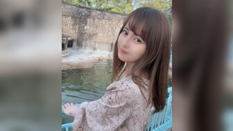 FC2PPV4552433 嬌小可愛美女缺乏與男人親蜜經驗 撥開濃濃陰毛內射淫穴