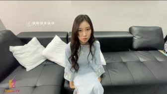 KTV沙發上爆操朋友的淫蕩女友 從後插入美妙呻吟