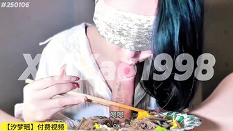 變態女肉棒伴著其他食物一起吃