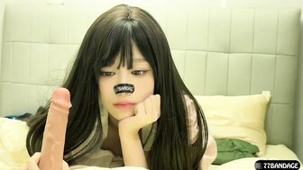 甜美OK繃萌妹吃著假肉棒挑逗 被大肉棒中出內射眼神迷離超騷的樣子