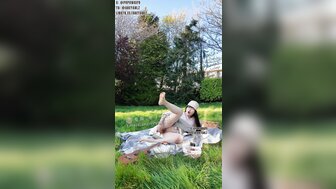 在郊外野餐正在自慰的騷母狗被面具男發現 強行插入強制高潮