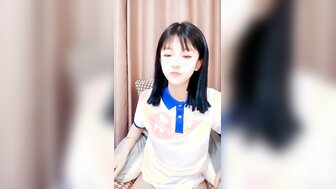 甜美粉嫩小妹妹讓跳蛋弄到小穴出水拉絲才讓大哥喳進入