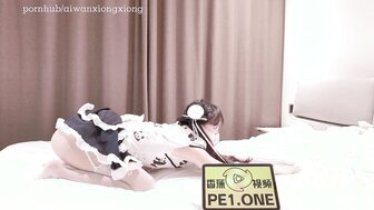 我的淫蕩寶寶玩上女僕裝練習瑜珈 用新買來的按摩槍支持她