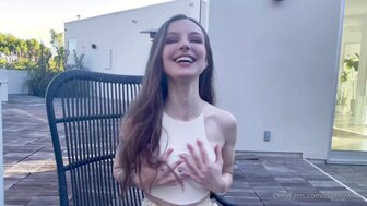 漂亮美女和女閏蜜戶外露出 車上互舔