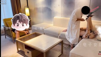 老公在一旁欣賞高跟美腿淫妻被單男無套內射