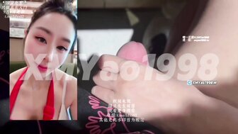 在海底撈用餐時幫男伴打手槍