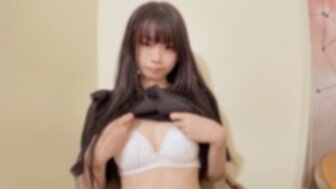FC2PPV4761757 19歲身材嬌小的美容顧問在鏡頭前做愛感到害羞尷尬 最後被操到高潮抽搐[Part1]