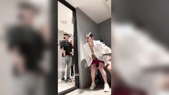 偷偷和正腿女友在商場休息室做愛 最後內射
