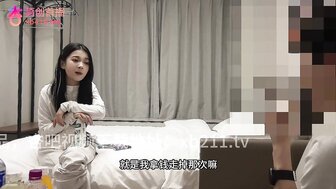 探花一個來自東北嬌小玲瓏的女孩 邊看A片邊操她