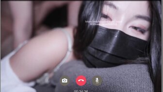 騷氣娜娜給男友撥視訊電話 讓他仔細看著NTR被其他男人狂操