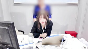 在公司辦公室偷偷做愛 門外人來人往超刺激